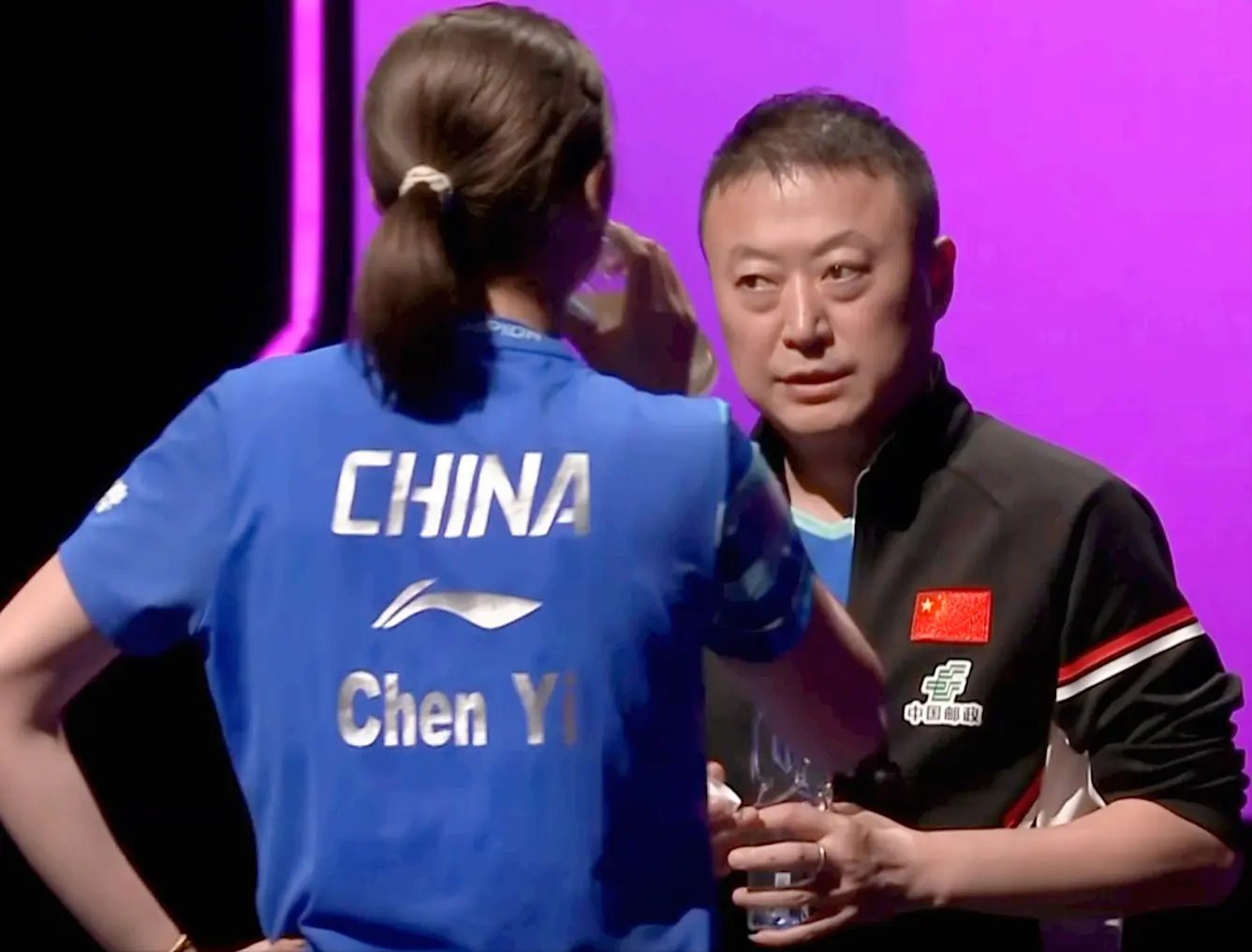 的孙颖莎, 韩莹, 马琳进行沟 的孙颖莎, 韩莹, 马琳进行沟