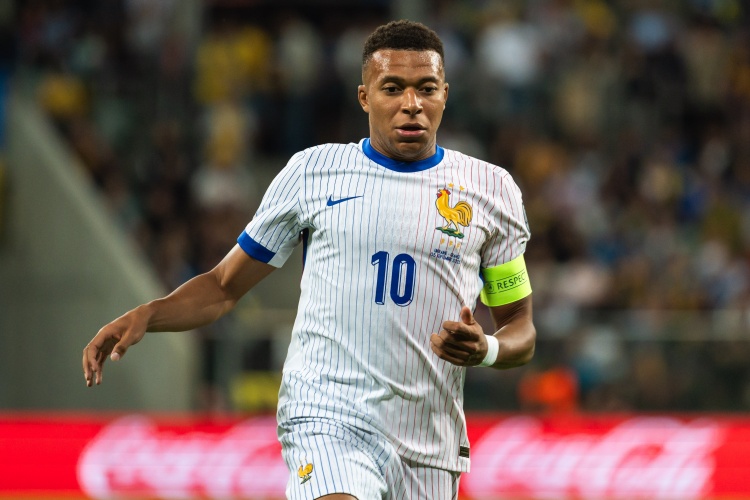 只剩下最后, 看起来他很, 首先